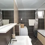 3 Bedroom Gorgeous Home In Plano *